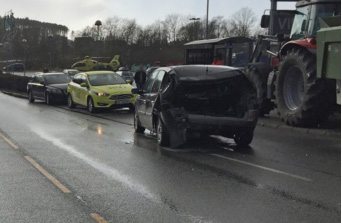 Bilen ble spiddet av grabben på traktoren. (FOTO: Kjell Bua)