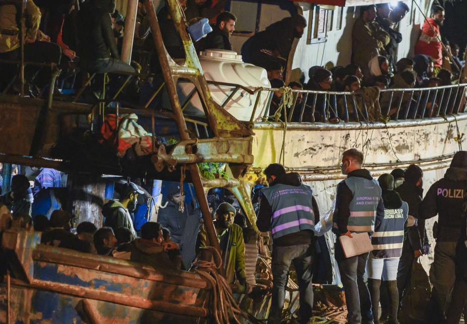 Oltre 1.300 persone soccorse al largo delle coste italiane – migliaia ricordano 76 morti