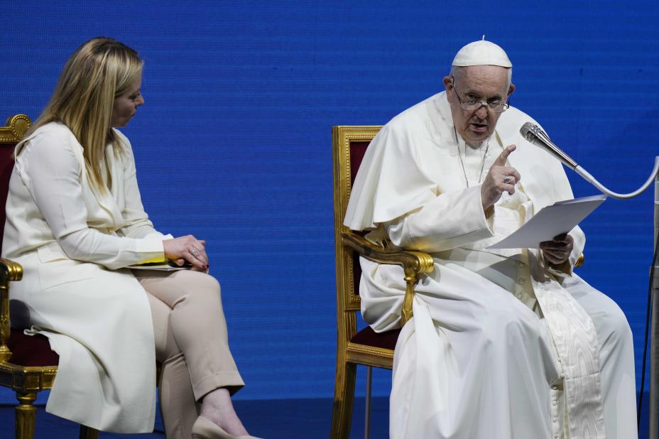 Il Papa e la Meloni chiedono alle persone di avere figli invece di animali domestici