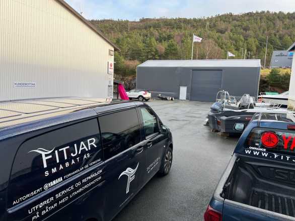 15 båtmotorer fra hallen til Fitjar Småbåt A/S på Årskog natt til 1.februar 2023. Foto_ Kjetil Grimen