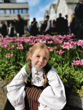 Amalie Rasmussen fikk tilbakelevert en gjenglemt pose med bunadsko og skjorter. Foto: Silje Pedersen / Privat