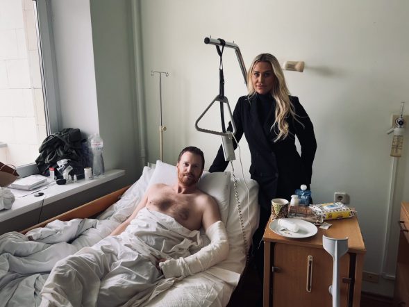 Jeanett Andersen Dyrseth med en pasient i Ukrainia 2023 :Foto: Privat