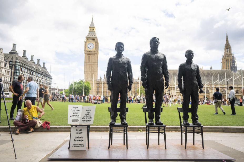 Scultura di Julian Assange installata davanti al Parlamento a Londra