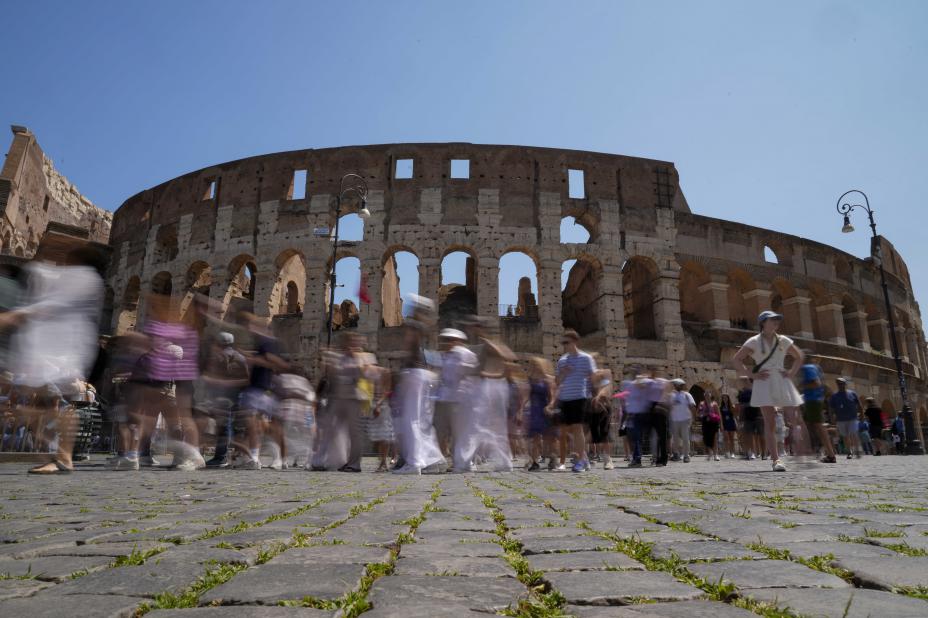 Il turista del Colosseo non sapeva che fosse vecchio