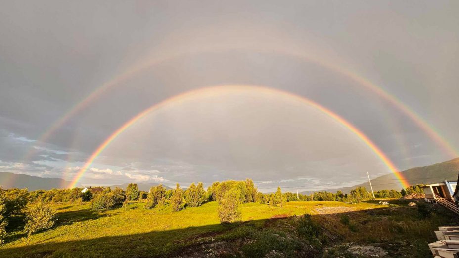 Trippel regnbue fanget på foto i Sørstraumen, Troms. 15.juli 2023.Foto: Mika-Antti Alakorva / Meteorologene på Twitter