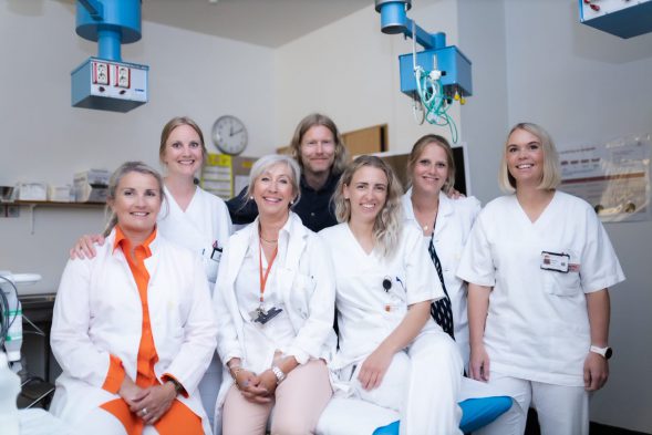 Den såkalte "posterprisen" under Helse Vest sin kvalitets- og registerkonferanse vant de for arbeidet med kvalitetsforbedringsprosjektet i mai. Fra venstre Jorunn Hebnes, Ida Dankel, Helga Tonning, Eirik Dankel, Selma Underhaug, Marijn Radersma og Jeanette Pedersen. Foto: Foto: Elisabeth Økland/ Eirik Dankel