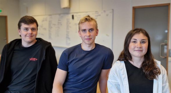 Spennende sommerjobb for f.v. Jøran Clausen Jøsang, Vebjørn Haugland og Julia Lundeby som jobber med å utvikle et nytt digitalt verktøy for kommunen gjennom Sildikon Valley-prosjektet. | Fotograf: Cathrine Grindheim