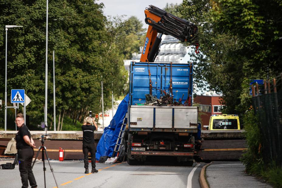 Politiets teori: Lastebilen Olsvik kan ha kjørt med hevet kran