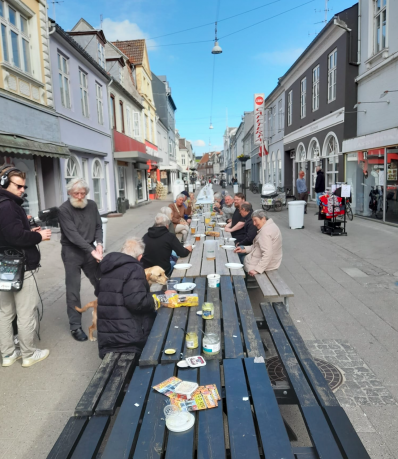 Frekke dansker kalte dette sildebordet for Verdens lengste sildebord: Foto fra Nakskov offisielle Facebook-side 2022 