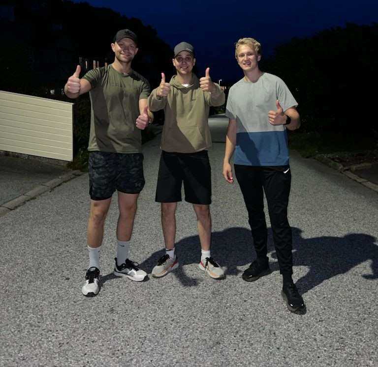 Christoffer Sternhoff, Marius Fiskaaen og Stian Alvseike skal gå 100.000 skritt til inntekt til Fellesverkets matpakke-tilbud. Foto: Privat