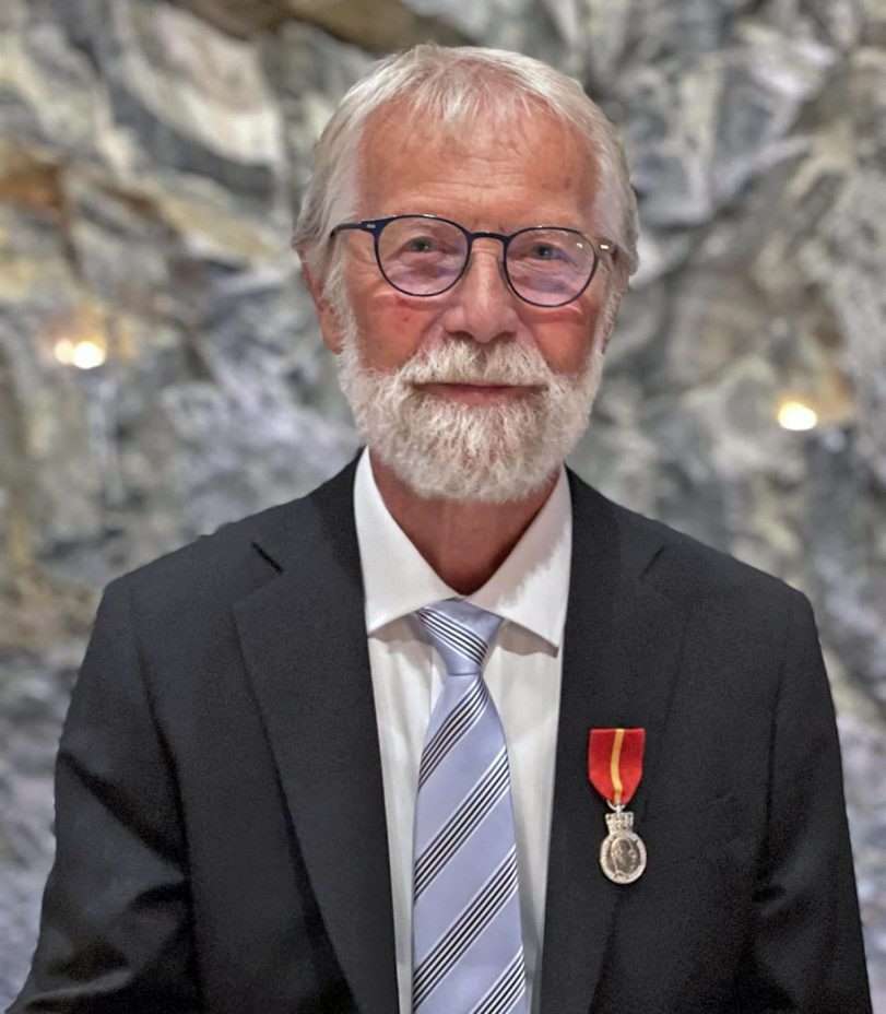 Johan Kristian Nesse er tildelt Kongens medalje for 30 års innsats i Bømloteateret. Foto: Nina Meldahl Olsen