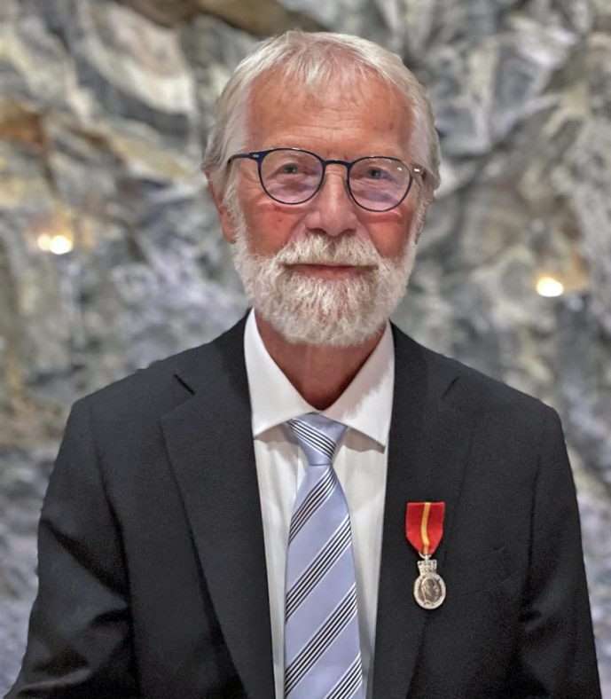 Johan Kristian Nesse er tildelt Kongens medalje for 30 års innsats i Bømloteateret. Foto: Nina Meldahl Olsen