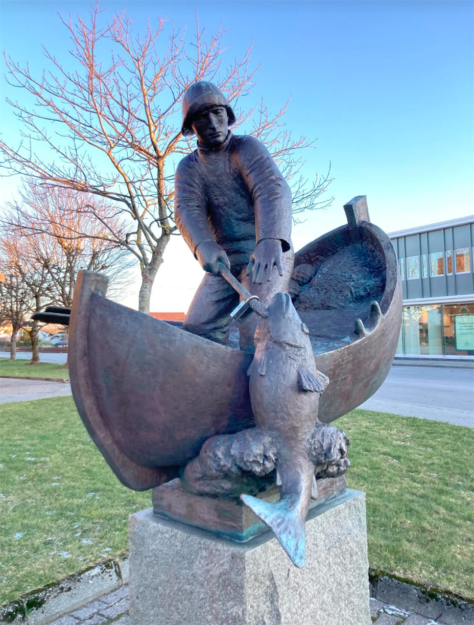 Statuen Mann i båt Åkrehamn Foto: