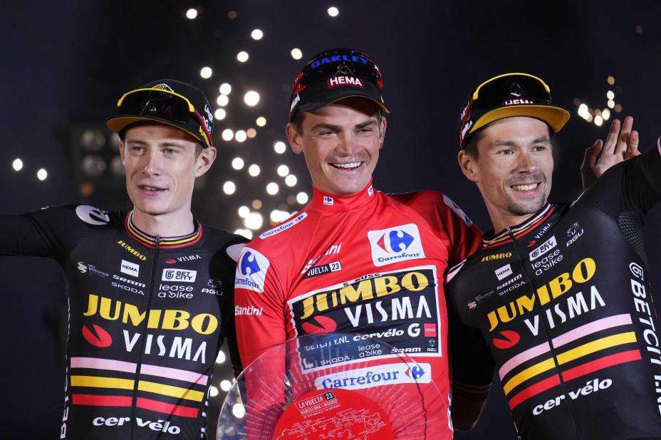 Kos won de Vuelta a España, een historische hattrick voor het Nederlandse topteam