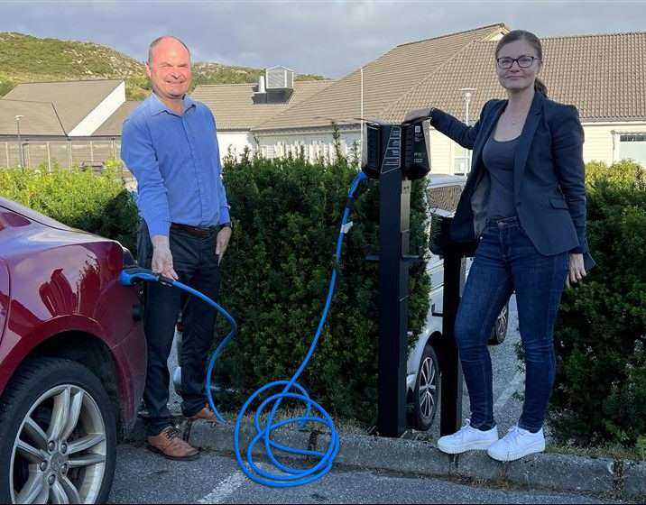 Ordfører Osmund Våga og kommunedirektør Ingeborg Skjølingstad ved de nye ladestasjonene på Bokn. Foto: Jardar Havikbotn