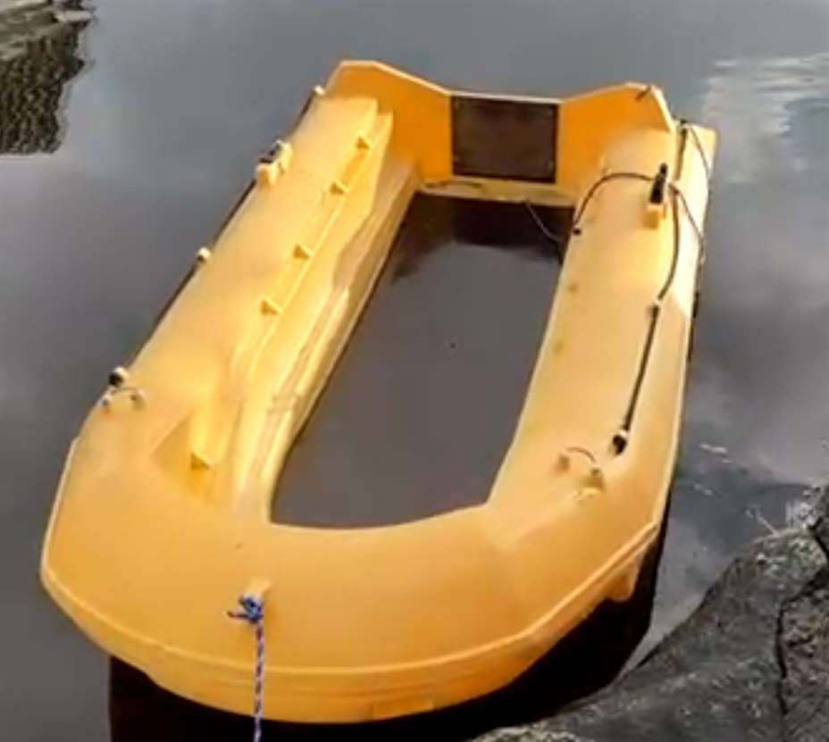 Førresfjorden: Funn av drivende båt. Ligger nå ved Skrevegen 378, 5541 Kolnes. Kjenner du til båten kontakt eier eller HRS på TLF 51646000. Foto: HRS Sør-Norge