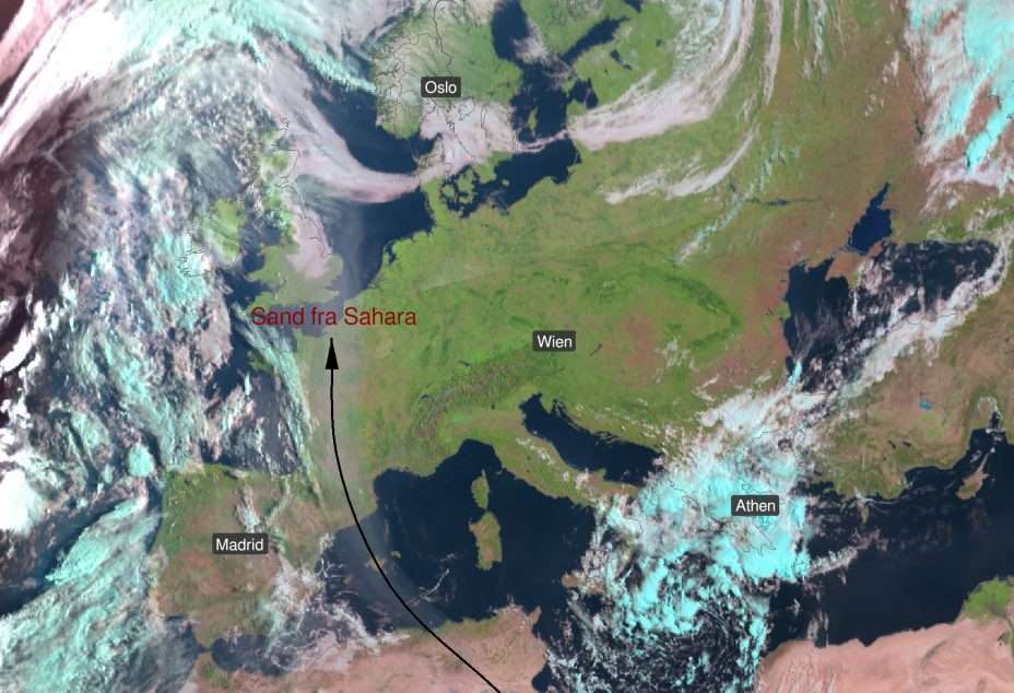 Satellittbilde fra i morgentimene i dag viser sand fra Sahara på vei nordover over deler av vestlige Europa. De neste dagene kan dette føre til vakre solnedganger på Vestlandet om det blir noe sol å se. Foto: Meteorologene på X.