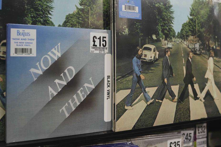 “Now and Then” è il primo brano dei Beatles a raggiungere la vetta delle classifiche in 54 anni