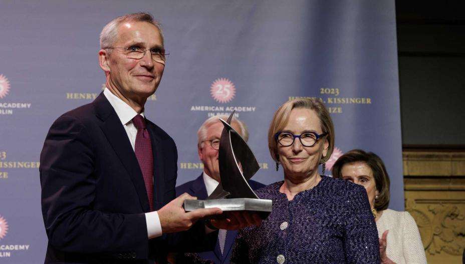 Jens Stoltenberg ha ricevuto un premio per il suo lavoro diplomatico