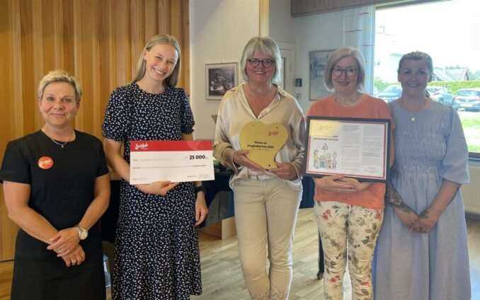 Fra venstre Inger Johanne Hjelmen (Livsglede for eldre), Maria Vikse Rørtveit (livsgledeansvarlig demensavdeling), Astrid Håland (enhetsleder), Herdis Tjøsvoll (livsgledeansvarlig demensavdeling) og Elin Folkvord (livsgledeansvarlig somatisk avdeling). Foto: Haugesund kommune