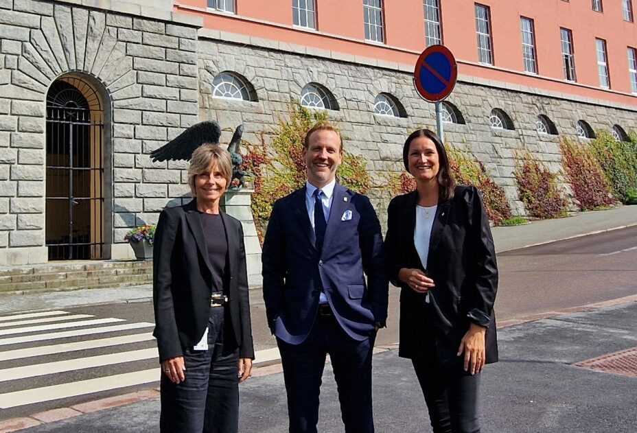 F.v. Annette Sæther, næringssjef i Haugesund kommune, Nils Konrad Bua, ordfører i Haugesund kommune og Veronica Charlotte Haugan, prosjektleder i "Utslippsfri autonom bybåt". Foto. Haugesund kommune