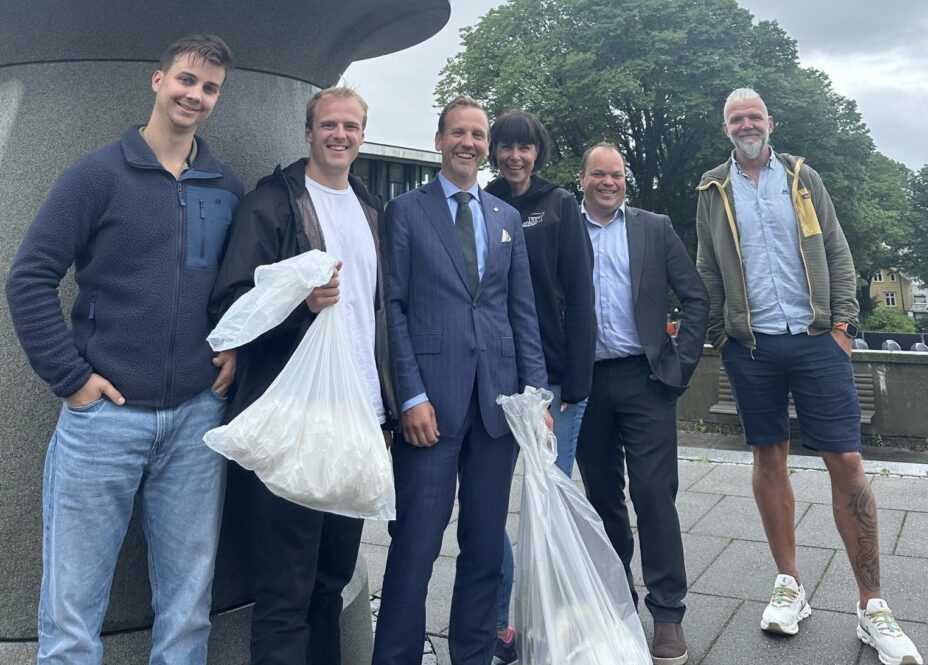 Bilde (f.v) Christoffer Sternhoff (Olaussens Metall), Gustav Rugtveit (Enkon Varmepumper), Nils Konrad Bua (Ordfører i Haugesund Kommune), Marianne Thommassen (Enkon Varmepumper) Aslak Askeland (Hotel Maritim og Thon Hotel), Svein Aase (Parksjef i Haugesund Kommune)