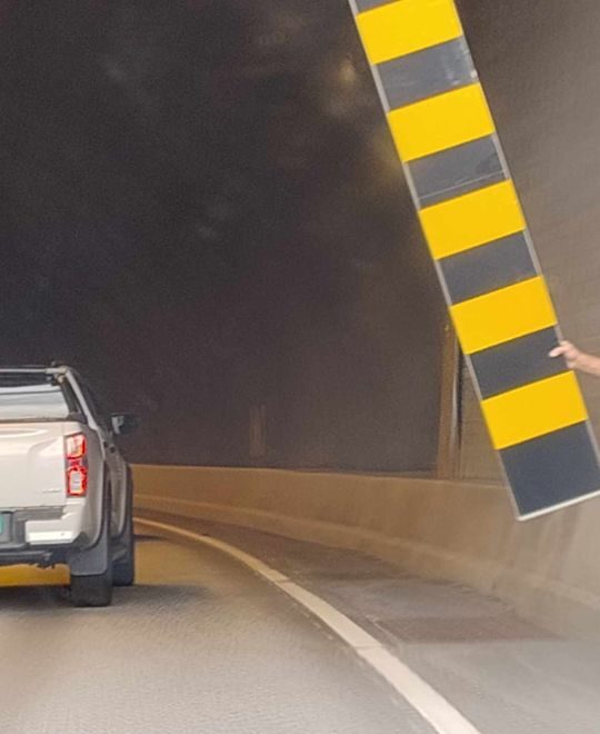 Et høydebegrensingskilt falt ned før inngangen i Førretunnelen. Foto: Ann Therese Moisanen Lindanger