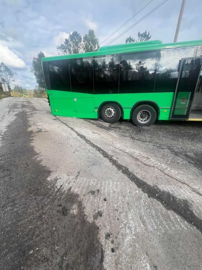 Buss kjørte seg fast ved Klovning. Foto: Mira Hesthammer