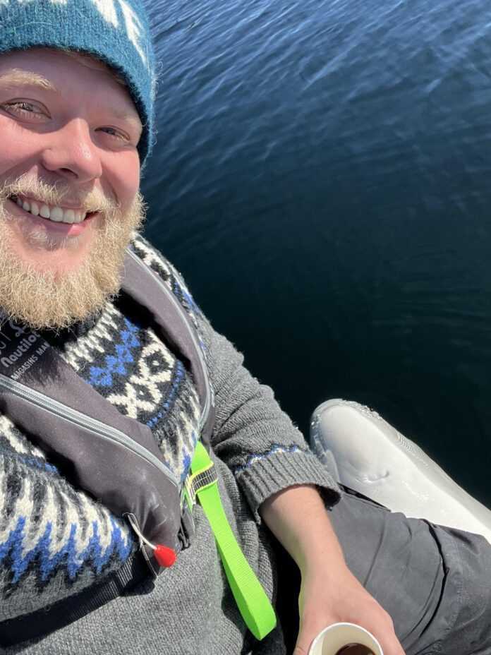 Sebastian Strand, daglig leder og marinebiolog i Marine Mind har fulgt Hvaldimir i flere år. Lørdag ble den funnet død. Foto: Privat