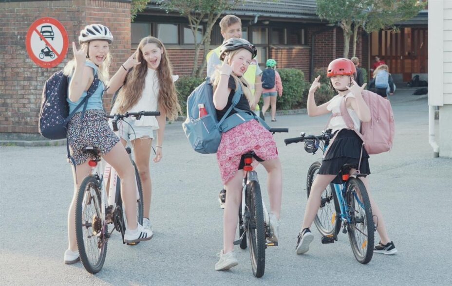 Elever i Karmøyskolen rocker Beintøft. | Fotograf: Torgeir Henden