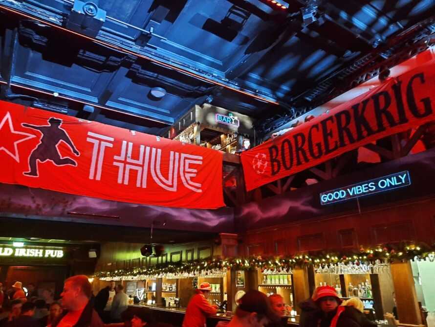 Brannfansen fyrer seg opp på Old Irish pub før oppgjøret mot viking 1.desember 2024. Foto: Erlend Ytre-Arne Vågane