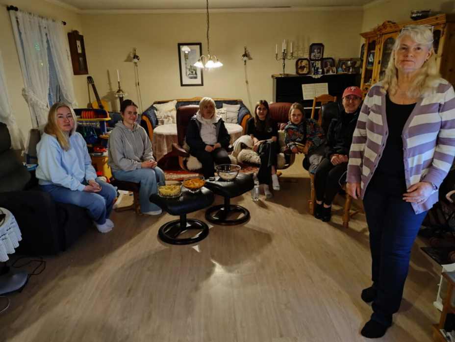 Marianne Nesheim-Hauge og Ukrainske flyktninger etter bombedrama på Nedstrand ferjekai. Foto: Marianne Nesheim-Hauge