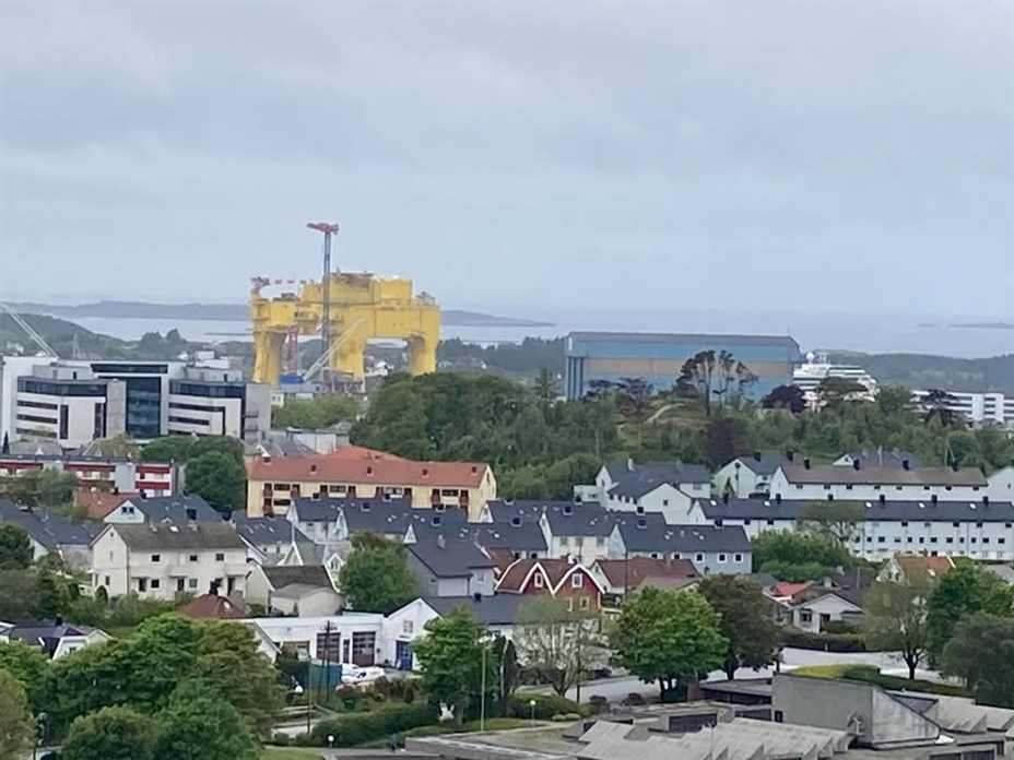 DolWin Epsilon forlater Karmsundet 30.mai 2025. Foto: Pål Flåtene