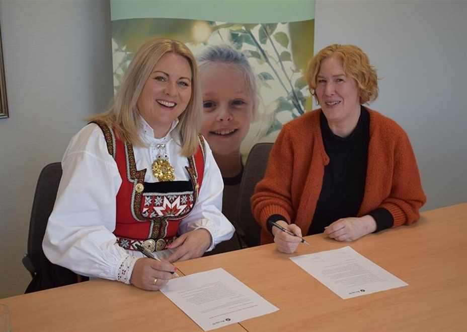 Ordfører Monika Lindanger og seniorrådgiver i Av-og-til Marte Sletten under signering av den nye avtalen. Foto: Tysvær kommune.