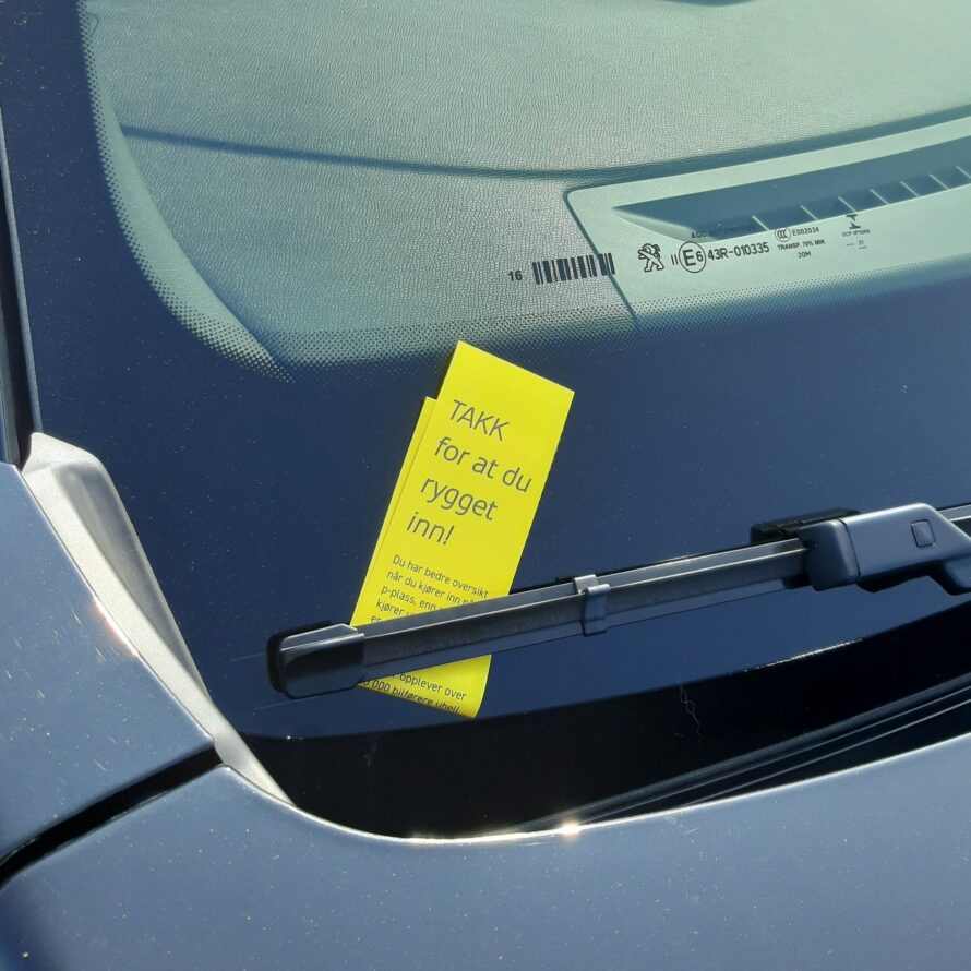 Haugesund Parkering deler for tiden ut gule lapper på frontruter i samarbeid med Trygg Trafikk og Haugesund kommune, for å øke bevisstheten rundt trygg parkering. Foto: Haugesund parkering.