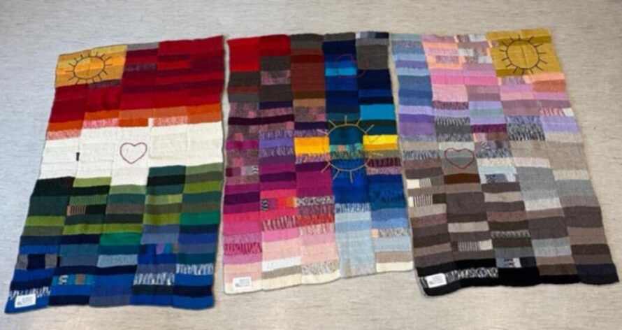 Elever ved Våge skule på Bømlo har strikket ulltepper til kreftsyke pasienter. Foto: Ull og Omtanke Haugalandet