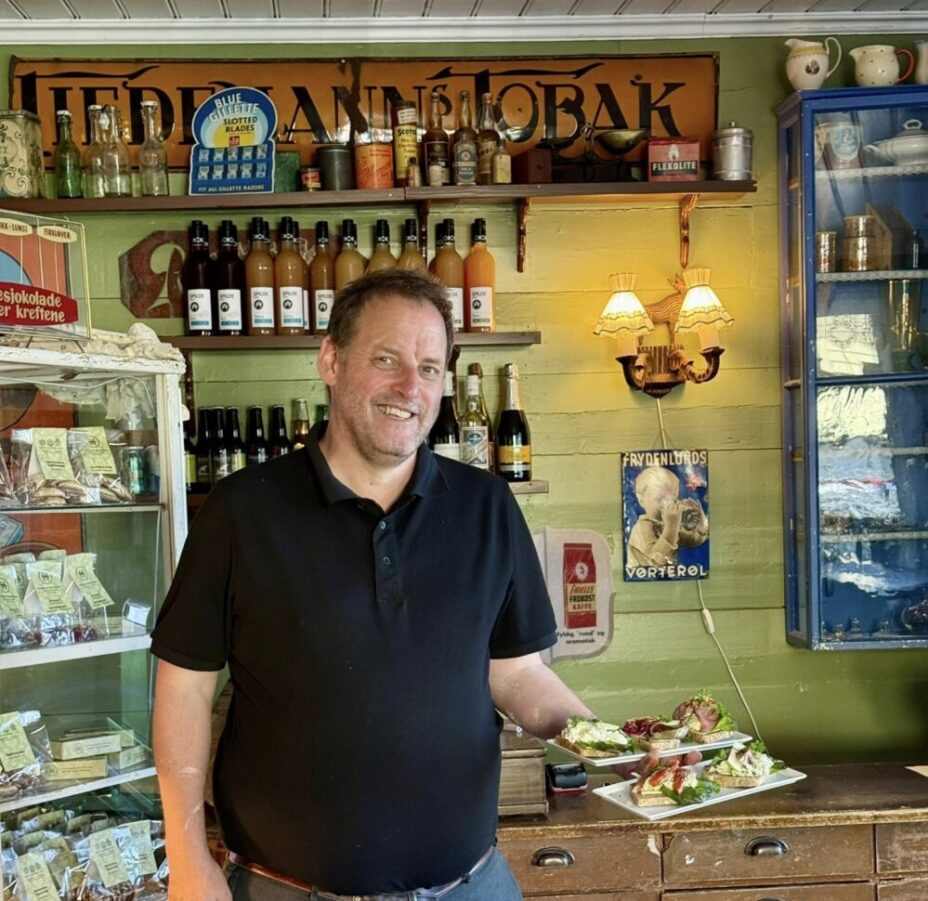 Bildet er hentet fra Facebook-profilen til Haaheim Gaard og viser eier Torstein Hatlevik i E.H. Vaage Landhandel.