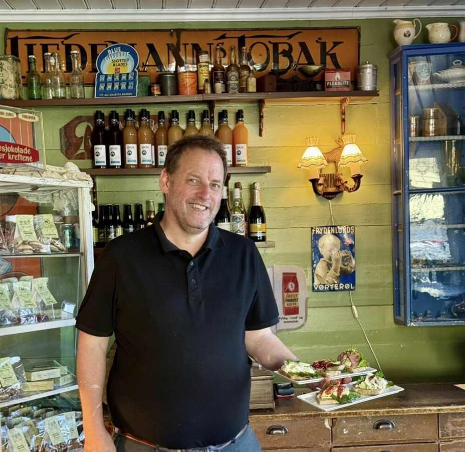 Bildet er hentet fra Facebook-profilen til Haaheim Gaard og viser eier Torstein Hatlevik i E.H. Vaage Landhandel.