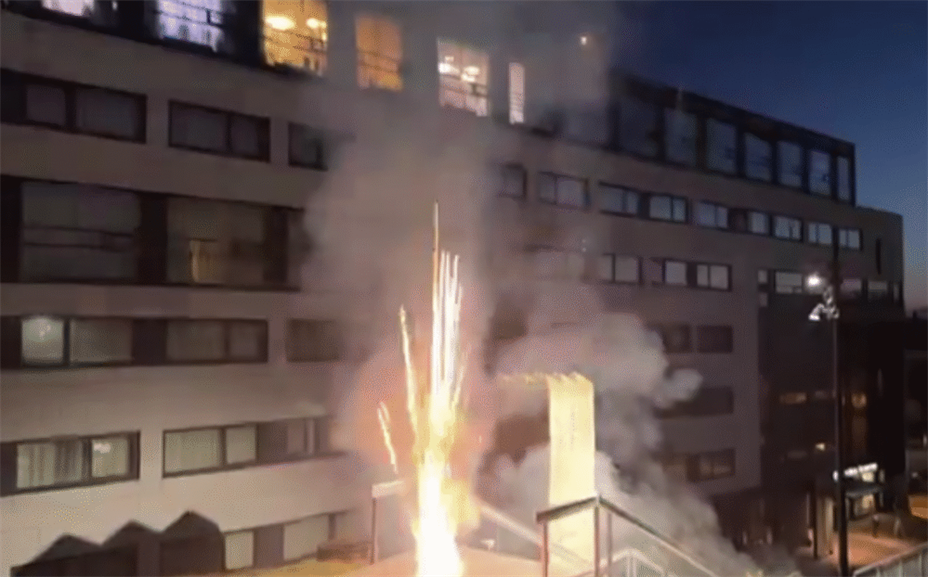 En video publisert på X viser det som trolig var fyrverkeri skutt opp utenfor Vikings hotell i Fredrikstad. Skjermdump X.