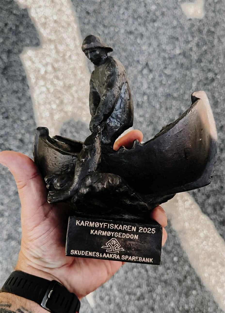 Karmøygeddon Metal Festival mottok "Karmøyfiskaren" under Skudefestivalen 2025. Foto: Karmøygeddon.