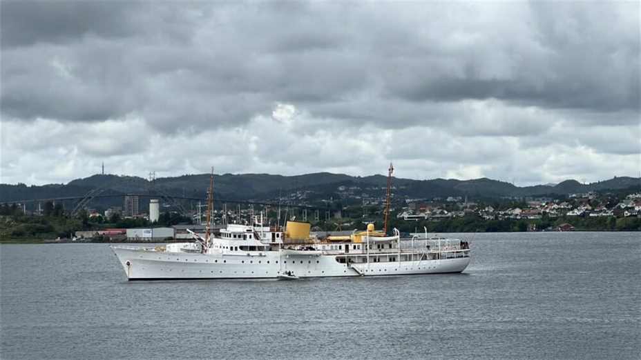 Kongeskipet Norge ble fredag ettermiddag observert under seiling ved Avaldsnes på Karmøy. Skipet ankret ved Bøvågen hvor kronprinsparet og Prinsesse Ingrid Alexandra gikk i land. Foto: Brita Pedersen