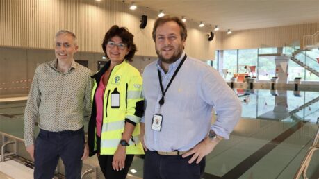 Kommunedirektør Yngve Folven Bergesen, prosjektleder Elin Tryti og kommunalsjef for samfunnsutvikling Halfdan Krohn Brekke synes det er hyggelig å se resultatet. Foto: Kristine Thorsen Eikeland/Vindafjord kommune.