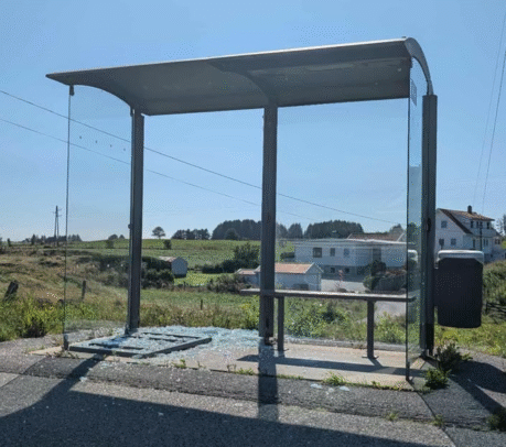 Hærverk busskur. Foto: Tipser.