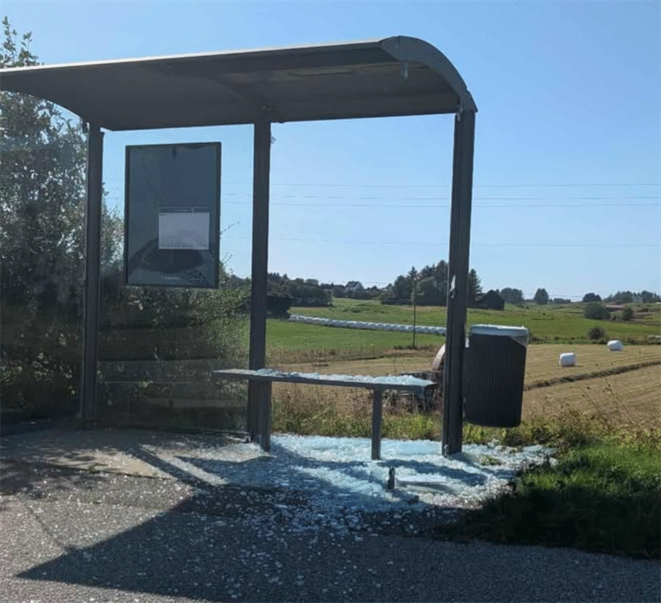 En rekke busskur er knust på Haugalandet FOto: Tipser