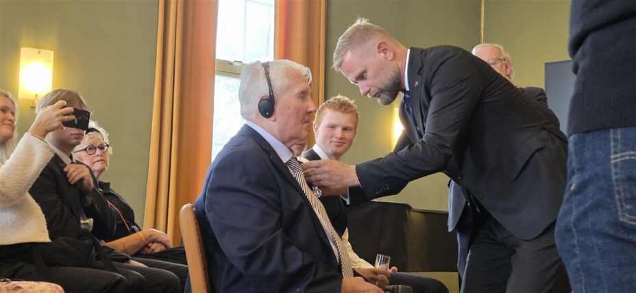 Karl Bjørnsen (95) har blitt tildelt Kongens Fortjenestemedalje 2025. Foto: Cathrine Grindheim/Haugesund kommune