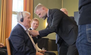 Karl Bjørnsen (95) har blitt tildelt Kongens Fortjenestemedalje 2025. Foto: Cathrine Grindheim/Haugesund kommune
