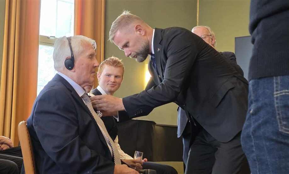 Karl Bjørnsen (95) har blitt tildelt Kongens Fortjenestemedalje 2025. Foto: Cathrine Grindheim/Haugesund kommune
