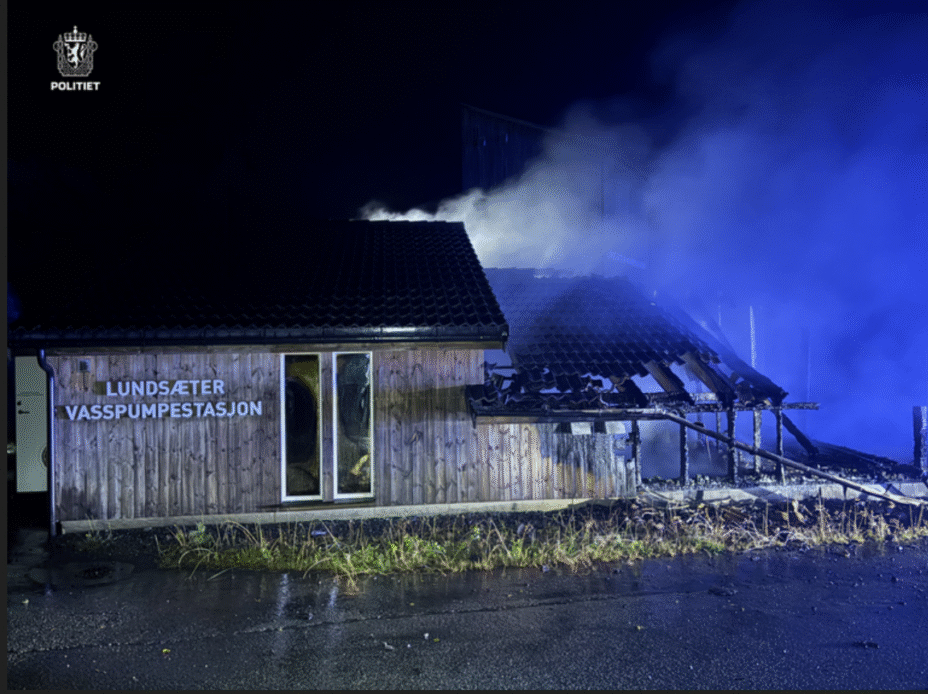 Brann i en bygning tilhørende Lundsæter kraftverk. Foto: Politiet