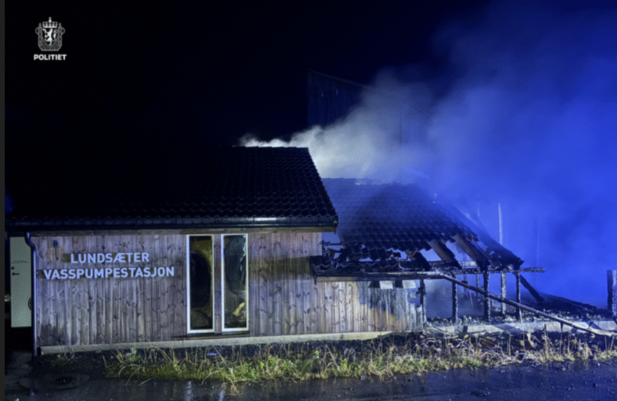 Brann i en bygning tilhørende Lundsæter kraftverk. Foto: Politiet