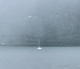 Hvit seilbåt driver i fjorden. Foto: Politiet.